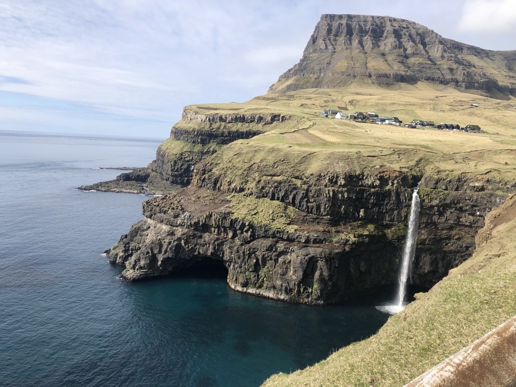 Færøske klipper ved havet
